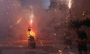 Els diables de Vila-rodona durant una actuació amb pirotècnia per la revetlla de Sant Joan, amb la foguera al mig de la plaça dels Arbres. Imatge del 23 de juny del 2020.