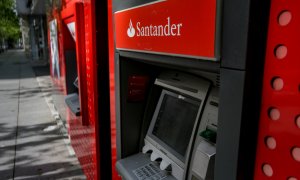 Un cajeros automático en una sucursal del Banco Santander en Madrid. E.P./Ricardo Rubio