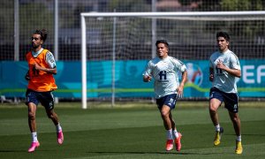 El centrocampista de la selección española, Brais Méndez (i) y el delantero Yéremi Pino (c) durante el entrenamiento que los jugadores de la selección española que componen la burbuja paralela a la lista orginal para la Eurocopa