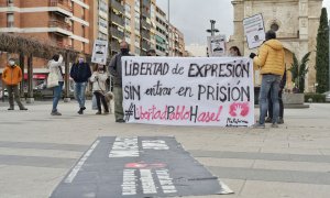 06/02/2021.- Varias personas participan en una manifestación contra el encarcelamiento del poeta y rapero Pablo Hasél, en Guadalajara. Rafael Martín / Europa Press