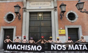 Activistas de Femen participan en una acción para denunciar los feminicidios y exigir el indulto a Juana Rivas, este viernes en Madrid.