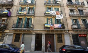 Un inmueble de Barcelona, con pancartas contra los pisos turísticos.