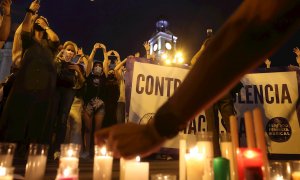 Decenas de personas se concentran hoy viernes en la madrileña Puerta del Sol para condenar los últimos casos de violencia machista.