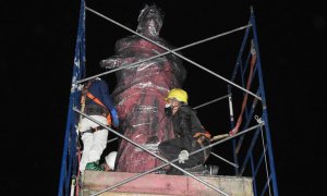 Fotografía cedida hoy, por el ministerio de Cultura de Colombia que muestra a un grupo de personas mientras trabaja en el traslado del monumento a Isabel la Católica en Bogotá (Colombia).