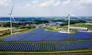 Un campo de energía eólica y solar.