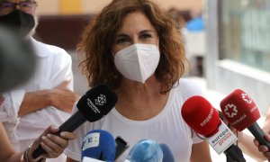 La ministra de Hacienda y portavoz del Gobierno, María Jesús Montero, atiende a los medios durante la votación de las primarias del PSOE-A, este domingo en Sevilla. - EUROPA PRESS