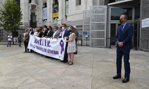 El secretario general de Vox, Javier Ortega Smith se distancia de la concentración de los integrantes del ayuntamiento de Madrid para mostrar su repulsa a la violencia machista en la entrada de la sede del ayuntamiento en Madrid este lunes.