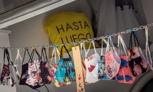 Varias mascarillas son expuestas para su venta en una tienda del centro histórico de Valencia mientras algunos partidos políticos han abierto el debate sobre el fin de la mascarilla obligatoria al aire libre.