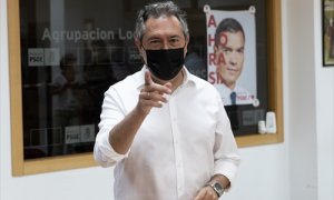 El alcalde de Sevilla, Juan Espadas, vota en las primarias del PSOE-A en las que aspira a convertirse en el candidato del partido a la Presidencia de la Junta en las próximas elecciones autonómicas, a 13 de junio de 2021, en Sevilla (Andalucía, España).