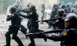 Policías antidisturbios usan pelotas de goma durante las cargas del 1 de octubre de 2017 en Barcelona.