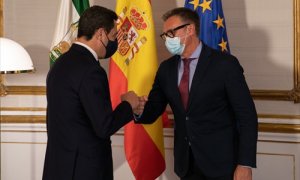 El presidente de la Junta, Juanma Moreno (i), se reúne con el portavoz del grupo parlamentario de Vox , Manuel Gavira (d), antes de reunirse, con el presidente del Gobierno, Pedro Sánchez, a 15 de junio de 2021, en el Palacio de San Telmo de Sevilla, Anda