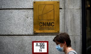 Una mujer pasa por el edificio de la CNMC, en Madrid (España), el pasado 29 de julio de 2020.