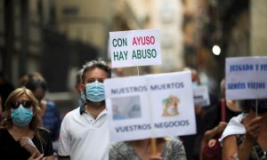 Decenas de personas convocadas por la Asociación Plataforma por la Dignidad de las personas Mayores se manifiestan este martes 15 de junio contra Ayuso por su gestión de las residencias