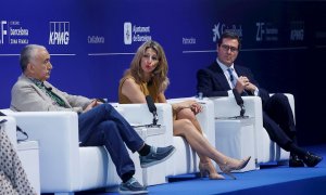 El presidente de la CEOE, Antonio Garamendi, junto a la vicepresidenta tercera y ministra de Trabajo, Yolanda Díaz y el secretario general de la UGT, Jose María Álvarez, en la segunda jornada de la Reunión del Cercle de Economía.