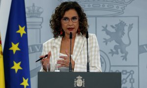 La portavoz del Gobierno y ministra de Hacienda, María Jesús Montero, da una rueda de prensa tras la reunión mantenida entre el presidente del Gobierno, Pedro Sánchez, y el presidente andaluz, Juanma Moreno, en el Palacio de la Moncloa, este jueves.