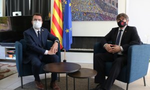 El president Pere Aragonès i Carles Puigdemont dins la Casa de la República, a Waterloo el 18 de juny de 2021