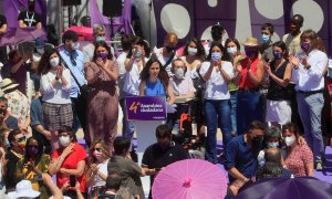 La ministra española de Derechos Sociales, Ione Belarra (c), da un discurso rodeada de compañeras de Podemos durante la segunda y última jornada de la IV Asamblea de Podemos