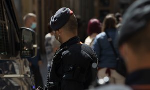 Imagen de archivo de dos agentes de los Mossos d'Esquadra, en Barcelona (Catalunya). - EUROPA PRESS