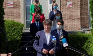 El expresident Carles Puigdemont, atiende a la prensa frente la Casa de la República, en Waterloo.