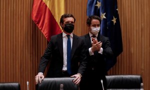 El líder del Partido Popular, Pablo Casado, acompañado por el diputado Teodoro García Egea, antes de presidir la reunión plenaria conjunta de los grupos parlamentarios de la formación en el Congre