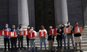 Òmnium Cultural y Amnistia i Llibertat acuden a entregar en el registro firmas para solicitar una Ley de Amnistía para los presos del procés, este lunes, en el Congreso de los Diputados en Madrid.