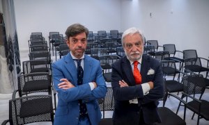 Antonio Sarabia (d), el abogado del primer divorcio que se formalizó en España el 7 de septiembre de 1981, junto a su socio e hijo Diego Sarabia (i) durante una entrevista con la Agencia Efe.