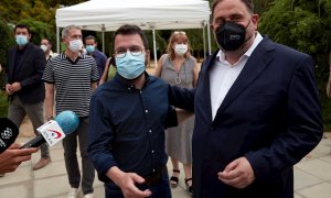 El presidente de ERC, Oriol Junqueras, acompañado por el presidente de la Generalitat, Pere Aragones, presenta su último libro 'Contra l'adversitat' este sábado en el Parc Central del Poblenou de Barcelona.