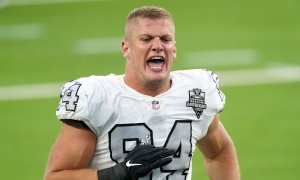 Carl Nassib celebrando el final del partido en Inglewood (California)