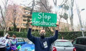 Un hombre con un cartel en el que se lee: `Stop desahucios´ durante una manifestación por el derecho a la Vivienda el pasado febrero