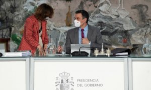 Pedro Sánchez junto a la vicepresidenta Carmen Calvo durante el Consejo de Ministros.