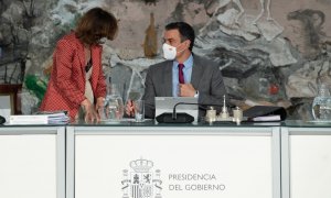 El president del govern espanyol, Pedro Sánchez, amb la vicepresidenta primera, Carmen Calvo, a la reunió del Consell de Ministres que concedeix els indults als presos independentistes, el 22 de juny de 2021