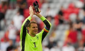 Manuel Neuer, portero de Alemania, con el brazalete arcoíris