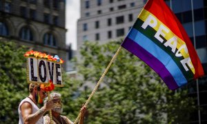 Dos manifestantes sostienen una bandera LGTBI en una imagen del 28 de junio de 2020