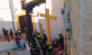 La cruz de Aguilar durante su retirada, en una imagen de archivo.