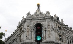 Un semáforo en verde cerca de la sede del Banco de España en Madrid.  E.P./Isabel Infantes