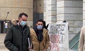 José Antonio Ortiz Cambray, a la izquierda, a su llegada a los juzgados de Lleida, acompañado de un testigo