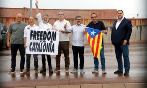 Pla general dels set presos independentistes de Lledoners a les portes del centre penitenciari. Imatge del 23 de juny del 2021