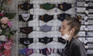 Una mujer con la mascarilla bajada, en la Puerta del Sol, a 18 de junio de 2021, en Madrid.