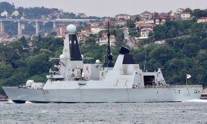 El buque inglés HMS Defender.