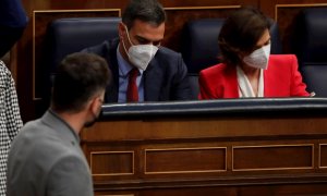 23/06/2021.- El portavoz de ERC, Gabriel Rufián (i), pasa ante el presidente del Ejecutivo, Pedro Sánchez, y la vicepresidenta, Carmen Calvo, durante la sesión de control al Gobierno celebrada este miércoles en el Congreso tras la aprobación de los indult