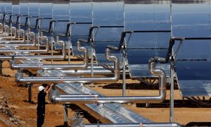 Un operario trabaja en una planta solar en una foto de archivo de 2009.