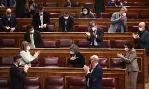 18/03/2021.- Miembros del grupo socialista aplauden a la diputada y secretaria ejecutiva de Sanidad y Consumo del PSOE, María Luisa Carcedo, tras su intervención durante la sesión plenaria en la que se aprobó Ley Orgánica de regulación de la eutanasia. E.