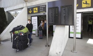 Viajeros internacionales a su llegada al aeropuerto de Palma de Mallorca, Islas Baleares.