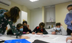 Alumnes participant en un taller de Des de la Mina, dinamitzat per la Plataforma d’Educació Social (PES) Salesians Sant Jordi