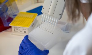 Una investigadora trabaja en un laboratorio de - del Hospital Universitario de Badajoz,