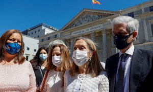 La vicesecretaria de Política Social del PP, Ana Pastor, se suma a la concentración de la Asociación de Víctimas del Terrorismo y otros colectivos, este domingo frente al Congreso. - EFE