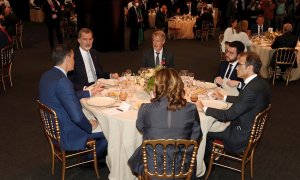 El rey Felipe VI, el presidente del gobierno Pedro Sánchez, la alcaldesa de Barcelona Ada Colau, y el president de la Generalitat Pere Aragonés (2d), hoy domingo en Barcelona durante la cena inaugural del Mobile World Congress.