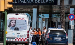 Una ambulancia llega al Hotel Palma Bellver, el hotel covid donde se alojan algunos de los estudiantes que fueron a Mallorca en viaje de estudios y que han tenido contacto con positivos, para realizar PCR a los estudiantes.