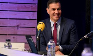 El presidente del Gobierno, Pedro Sánchez, es entrevistado por la cadena Ser en Barcelona este lunes.