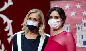 La expresidenta de la Comunidad de Madrid, Cristina Cifuentes (i) y la presidenta de la Comunidad de Madrid, Isabel Díaz Ayuso (d), posan en el acto de toma de su posesión, en la Real Casa de Correos de la Puerta del Sol, a 19 de junio de 2021